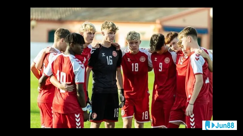Cầu thủ Đan Mạch U17 vượt qua hậu vệ Andorra U17 để tạo khoảng trống cho đồng đội.