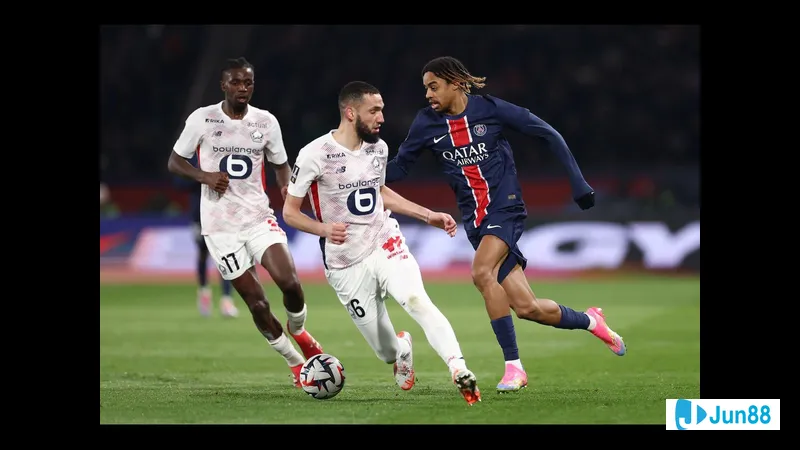 Cầu thủ Đan Mạch U17 vượt qua hậu vệ Andorra U17 để tiến vào vòng cấm