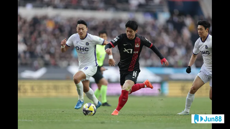 Cầu thủ Gangwon dốc sức chạy để giành bóng từ cầu thủ Anyang.