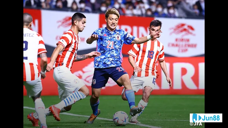 Cầu thủ Nhật Bản dũng cảm tranh chấp bóng với cầu thủ Paraguay trong trận đấu