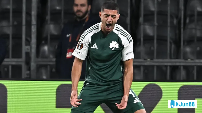 Cầu thủ Panathinaikos với sự quyết tâm vượt qua hàng phòng ngự của G.A. Eagles