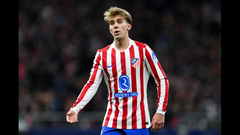 Cầu thủ Atletico Madrid với sự tập trung cao độ khi đối đầu với cầu thủ Real Oviedo trong…