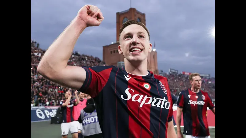 Cầu thủ đội Bologna dũng mãnh tranh chấp với cầu thủ đội Cremonese trong trận đấu