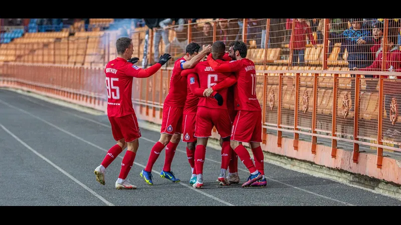 Cầu thủ đội Pyunik Yerevan dứt điểm vào khung thành đội Ararat Armenia