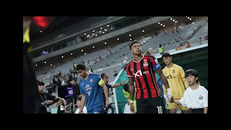 Cầu thủ Buriram dùng kỹ thuật đi bóng qua hậu vệ của Gangwon