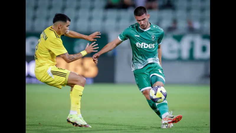 Cầu thủ của Dobrudzha và Ludogorets đua tranh bóng trên sân cỏ