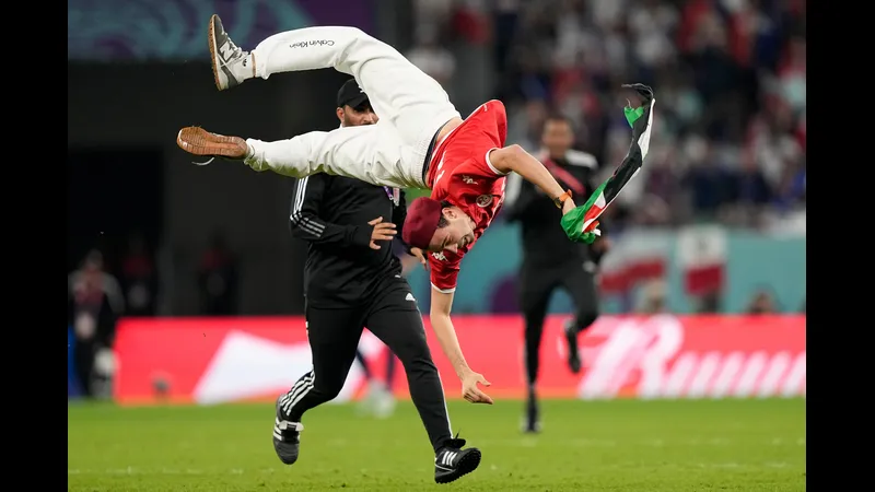 Cầu thủ Palestine vượt qua cầu thủ Tunisia trên sân cỏ