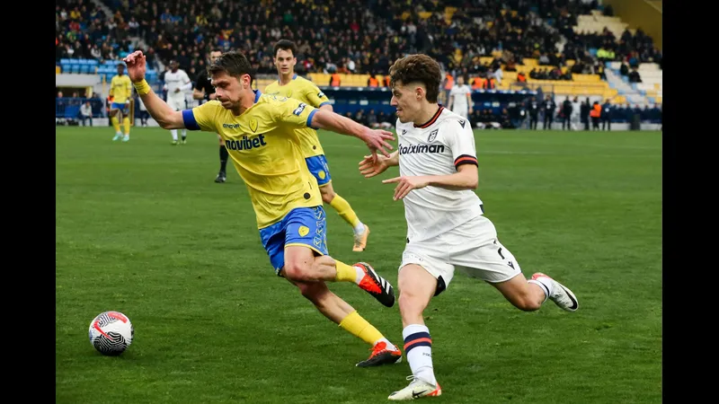 Cầu thủ Panserraikos tập trung chuyền bóng trước áp lực từ hậu vệ Panetolikos