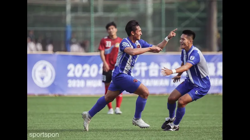 Cầu thủ của Taichung vượt qua cầu thủ của Hang Yuen để tạo ra cơ hội ghi bàn.