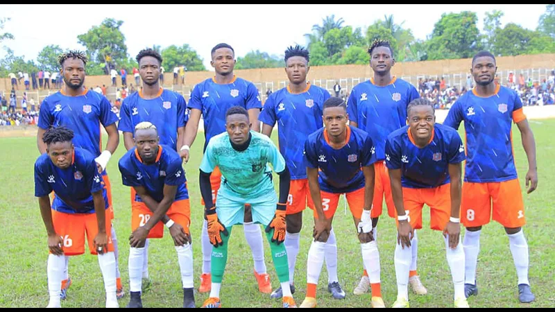 Cầu thủ của đội Tanganyika sử dụng kỹ thuật đi bóng để vượt qua cầu thủ của đội Malole