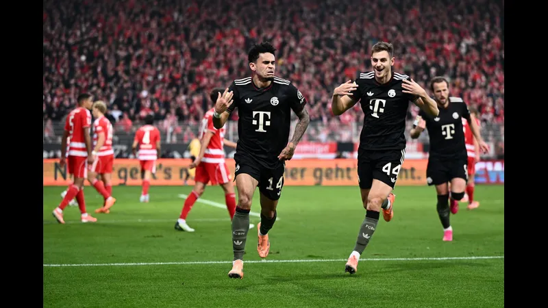 Cầu thủ của Bayern Munich đang nỗ lực vượt qua hàng phòng ngự của Union Berlin