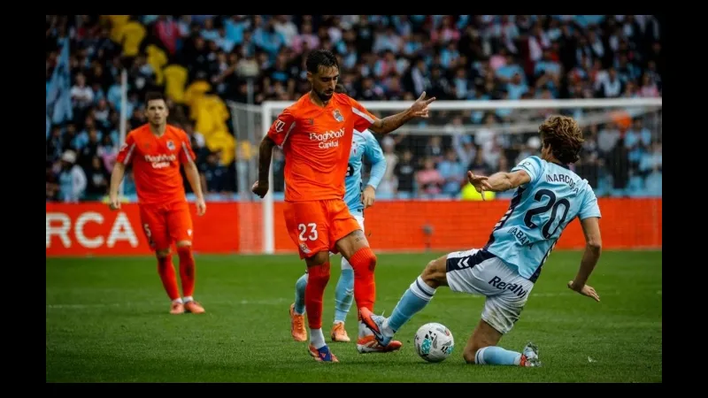 Cầu thủ Paysandu và Miramar tranh chấp quả bóng trên sân cỏ