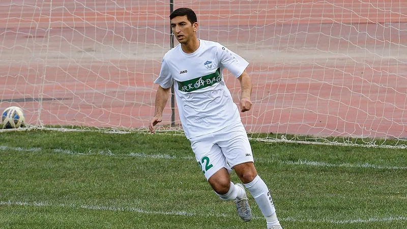 Cầu thủ Al Nassr và Arkadag tranh chấp bóng trên sân