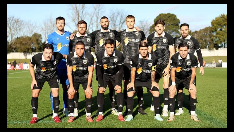 Cầu thủ Macarthur FC chạy nhanh với bóng trước đối thủ Bangkok United