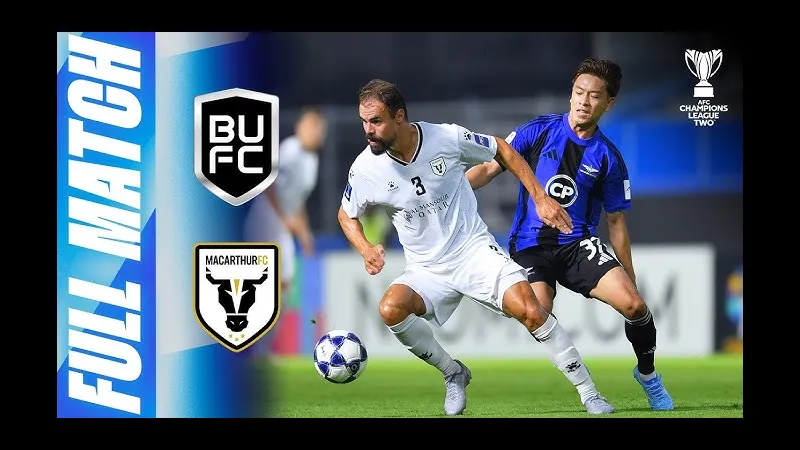 Cầu thủ Macarthur FC và Bangkok United tranh chấp quả bóng