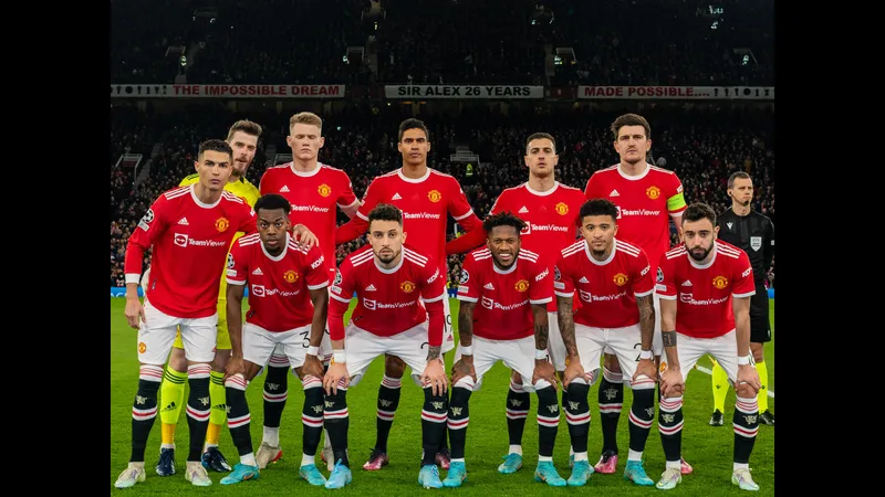 Cầu thủ West Ham và MU đối diện nhau trên sân cỏ