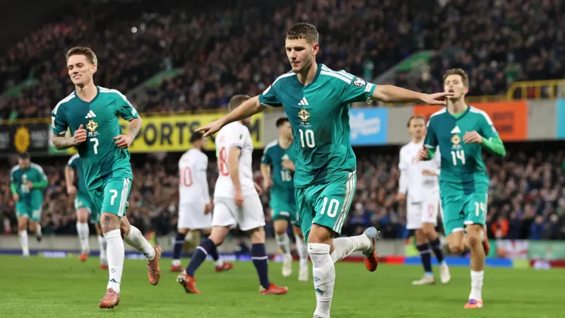 Cầu thủ Bắc Ireland tung cú sút mạnh vào khung thành đối phương