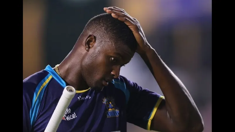 Cầu thủ Barbados và Saint Vincent & Grenadines tranh chấp trên sân