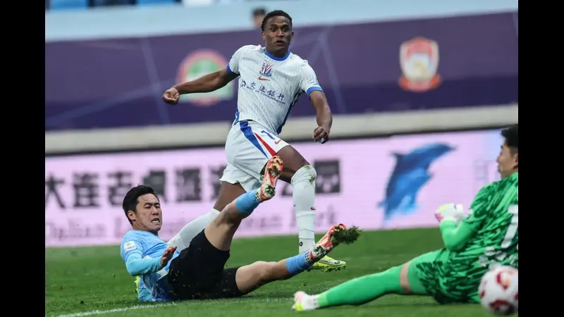 Cầu thủ Dalian Yingbo và Shanghai Port tranh chấp bóng trên sân