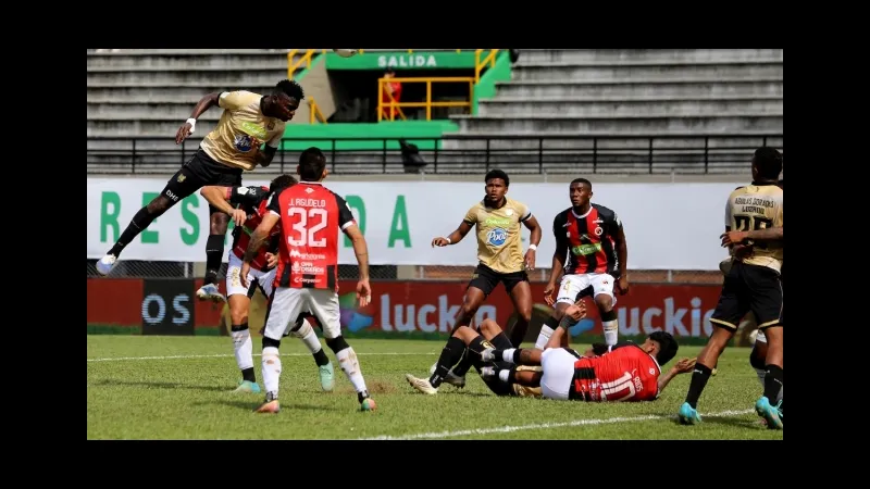 Cầu thủ Deportivo Pereira và Cucuta Deportivo đấu tranh gay gắt trên sân