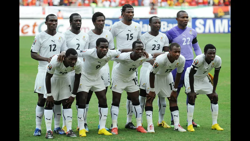 Cầu thủ Đức và Ghana tranh chấp quả bóng trên sân cỏ