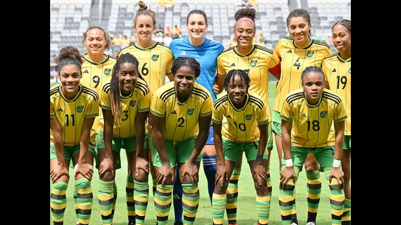 Cầu thủ Jamaica ôm chặt cờ đỏ-xanh sau chiến thắng quyết định